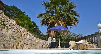 VILLA SOLARIS  Studio indépendant dans villa avec piscine