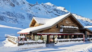 A wooden mountain lodge with a bar, restaurant, and brasserie. - Les Rhodos (La Clusaz)