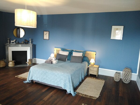 2 chambres, bureau, fer et planche à repasser, lit parapluie