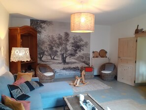 Télévision, baby-foot, livres, chaîne hi-fi