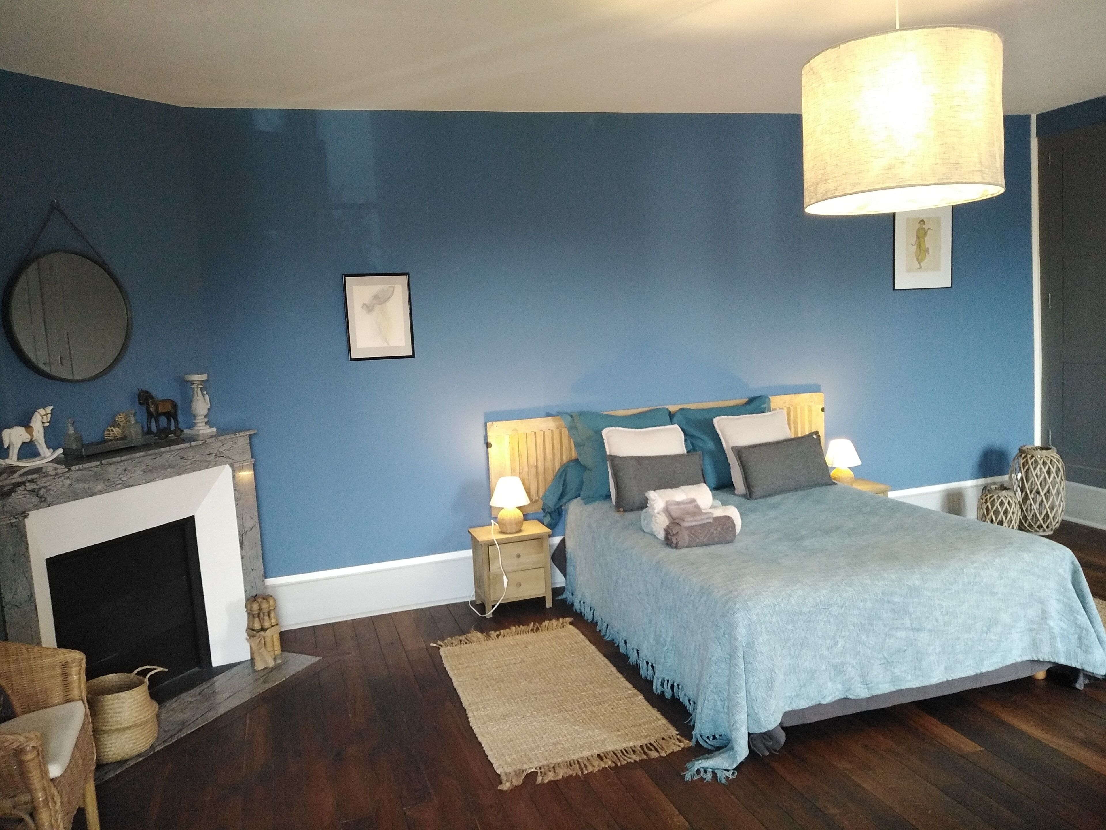 2 dormitoris, escriptori i planxa i posts de planxar 