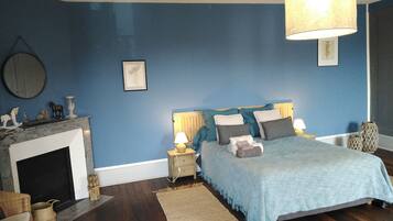 2 chambres, bureau, fer et planche à repasser, lit parapluie