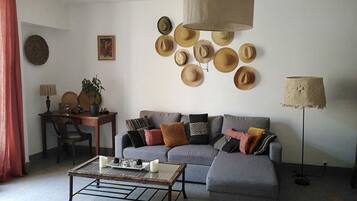 Fernseher, Tischfußball, Bücher, Stereoanlage