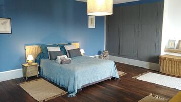 2 slaapkamers, een bureau, een strijkplank/strijkijzer, reisbedje