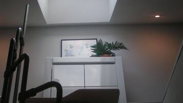 Suite Junior, Bebas Asap Rokok, pemandangan kebun | 2 kamar tidur, tirai kedap cahaya, kedap suara, dan setrika/meja setrika