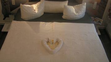 Suite Junior, Bebas Asap Rokok, pemandangan kebun | 2 kamar tidur, tirai kedap cahaya, kedap suara, dan setrika/meja setrika