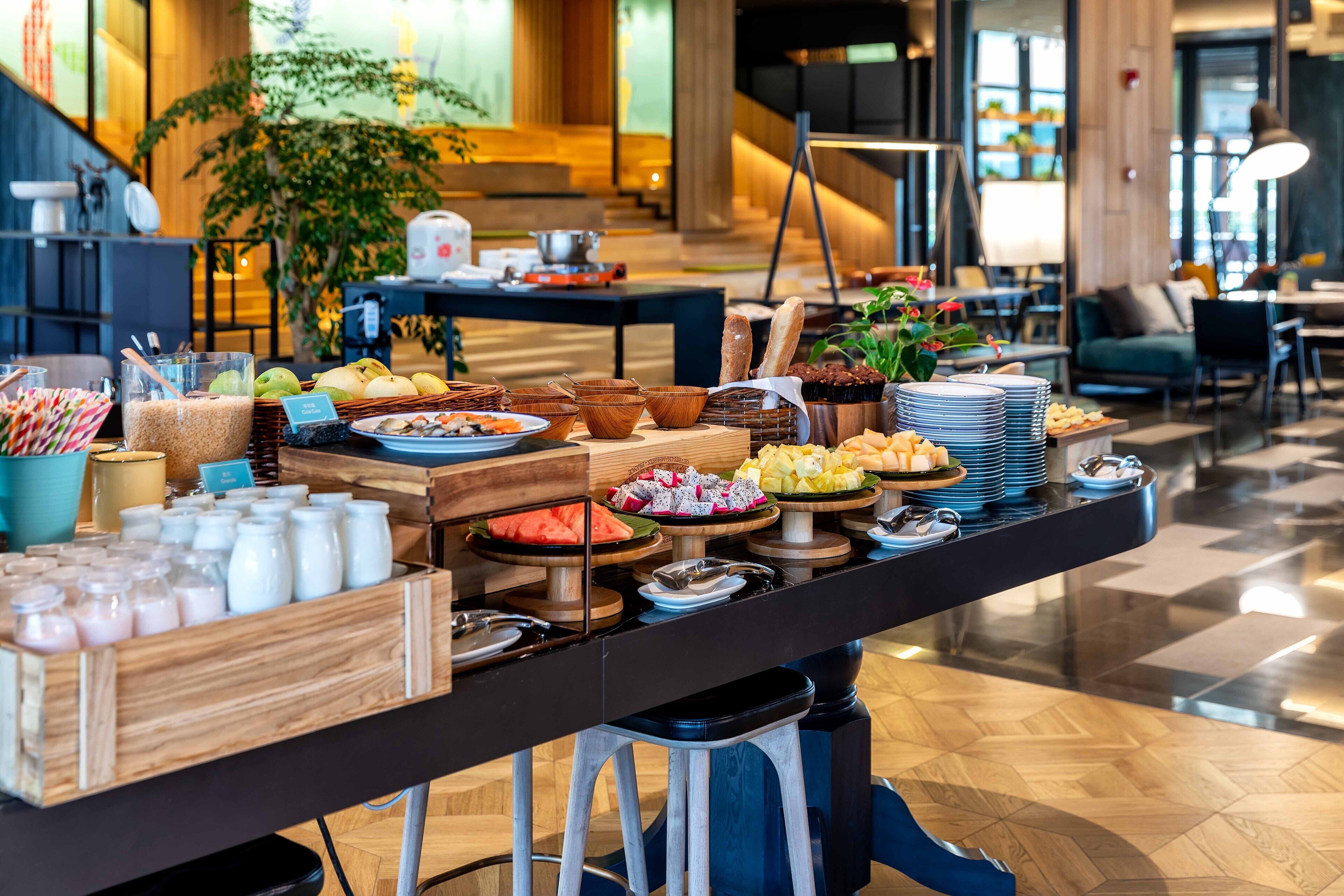 Daily cooked-to-order breakfast (CNY 138 per person)