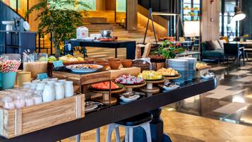 Daily cooked-to-order breakfast (CNY 138 per person)