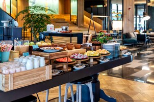 Daily cooked-to-order breakfast (CNY 138 per person)