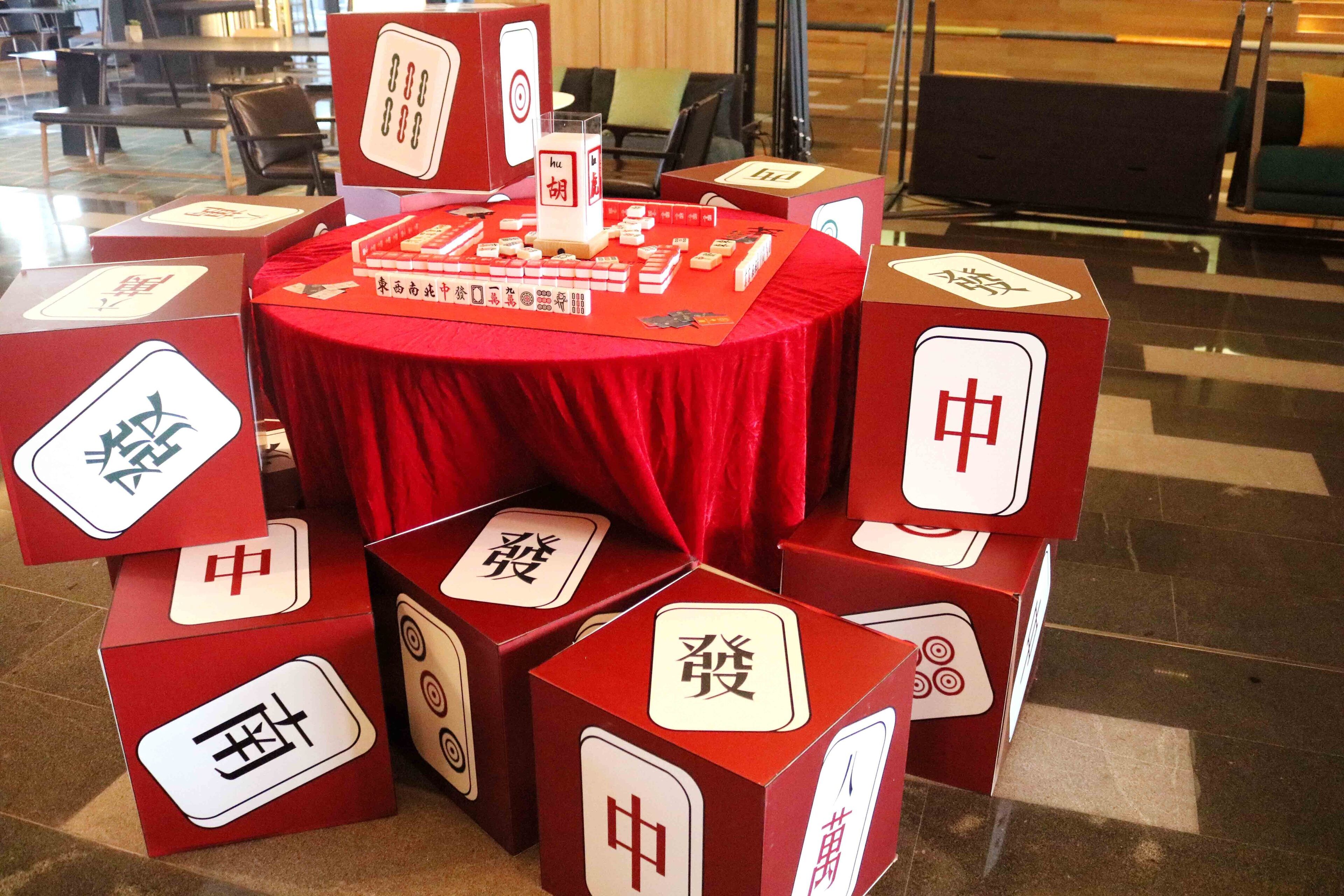 Ein Tisch mit roter Tischdecke und mehreren roten Kisten mit weißen chinesischen Schriftzeichen.