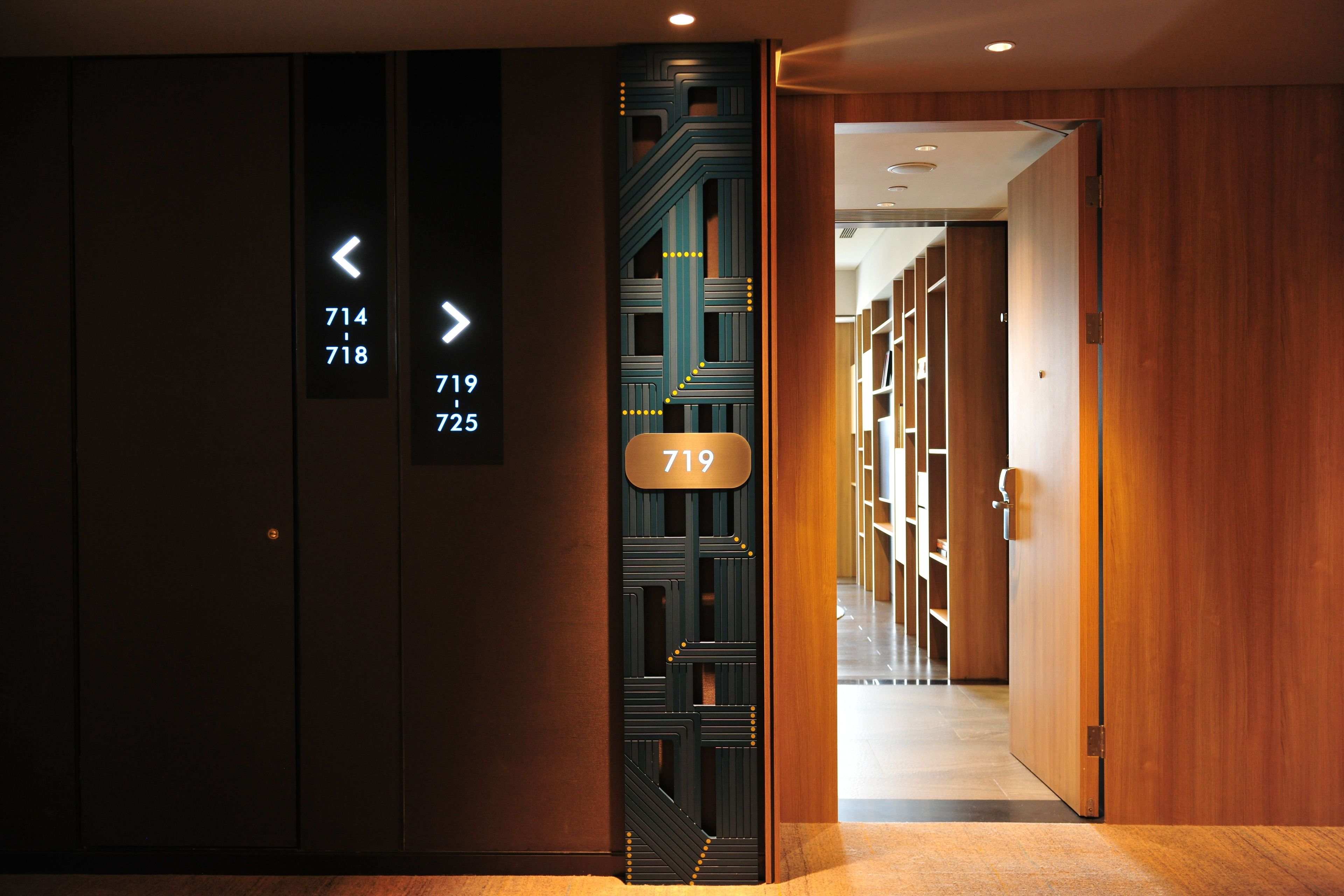 En elevator med oplyste etagenumre og pile der viser vej.