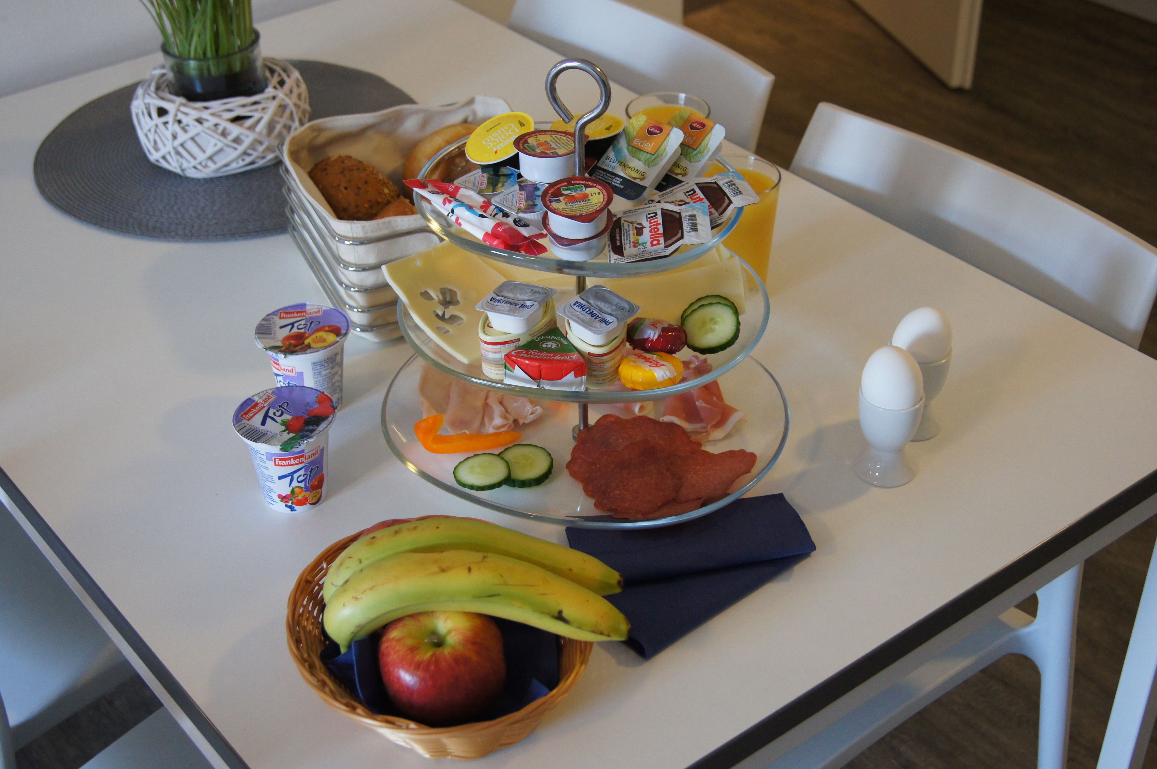 daily continental breakfast (eur 10 per person)
