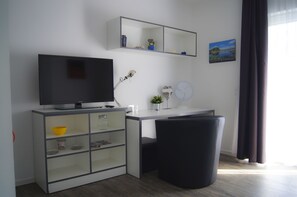 Apartment (2) | Living area | 100-cm flat-screen TV with cable channels, TV - Boardinghouse Paderborn (Paderborn)