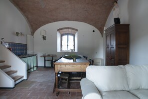 Frigorífico, horno, placa de cocina y lavavajillas
