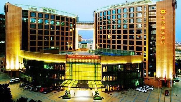 Front of property – evening/night - Hangzhou Hua Yue International Hotel (Hangzhou)