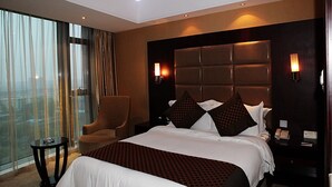 Deluxe Double Room-only for Chinese Residents | Desk, blackout curtains, iron/ironing board (on request), rollaway beds - Hangzhou Hua Yue International Hotel (Hangzhou)