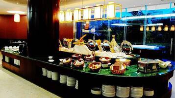 Daily buffet breakfast (CNY 38.00 per person)