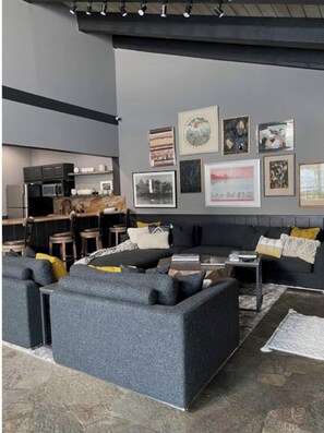 Smart-TV, peis, DVD-spiller og fotballspill