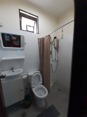 Shower, free toiletries, towels - Jack's Villas and Residence 2 (Panglao)