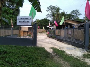 Entrée de l’hébergement
