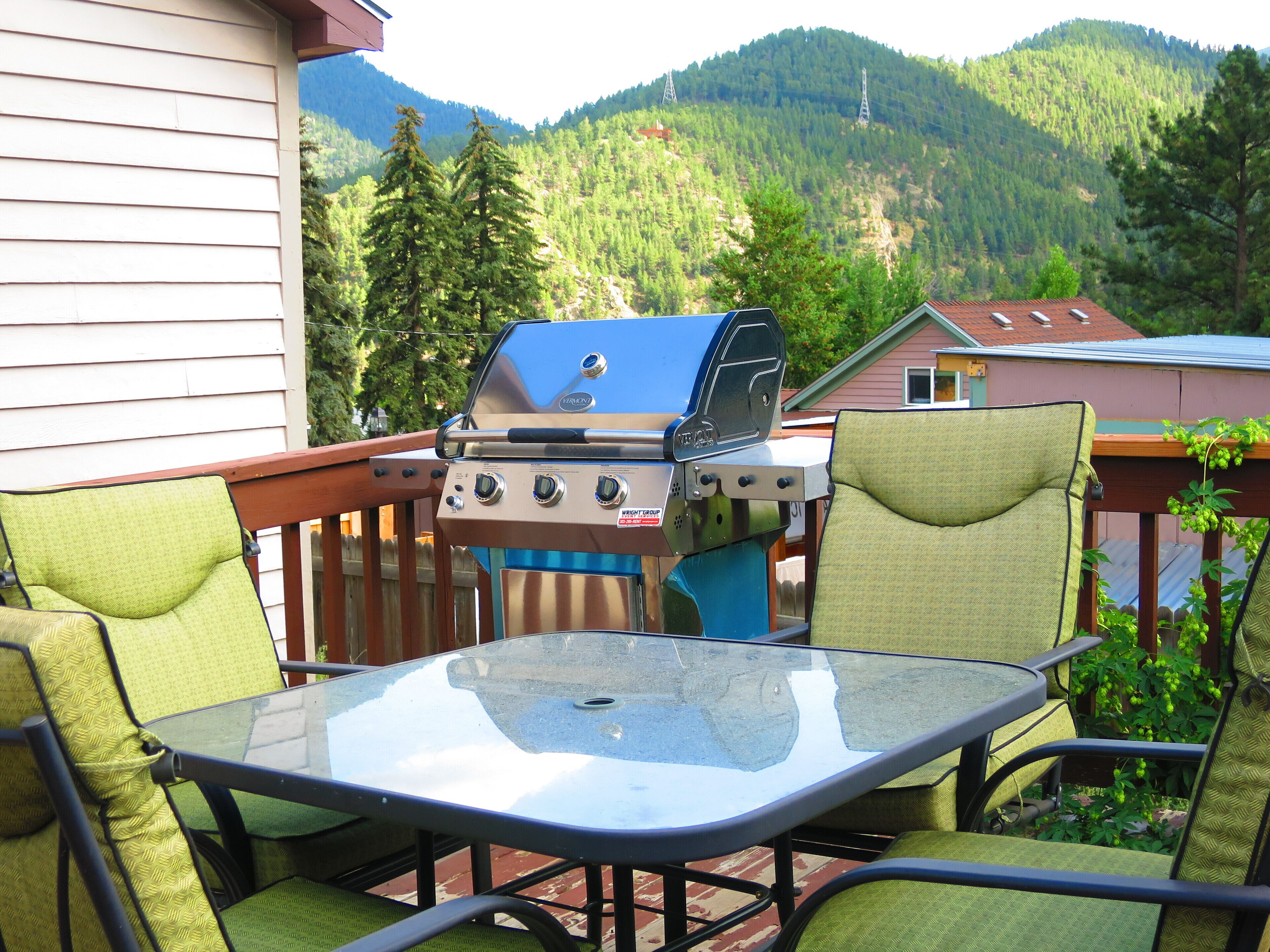SNOWBOARD AND SKI IN THE MOUNTAINS! ENJOY HOT SPRINGS, SCENIC DRIVES, CASINOS 
