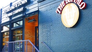 Un bâtiment sur lequel on peut lire l’enseigne « The Buffalo » et « Westbound & Down Brewing Company ».
