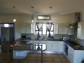 Refrigerador, microondas, horno, tetera/pava eléctrica