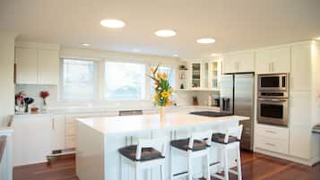 Geladeira, micro-ondas, fogão, cooktop