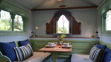 Shanti Hut | Spiseområde på rommet