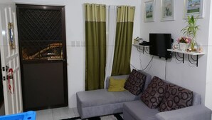 Suite, 3 Bedrooms, Balcony | Ruang tamu | TV skrin rata 