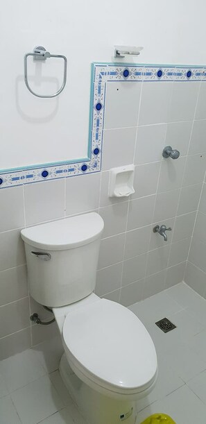 Suite, 3 slaapkamers, balkon | Badkamer | Een douche, gratis toiletartikelen, handdoeken