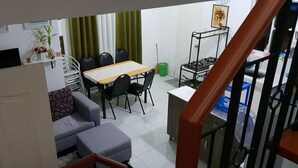 Suite, 3 Bedrooms, Balcony | Ruang tamu | TV skrin rata 