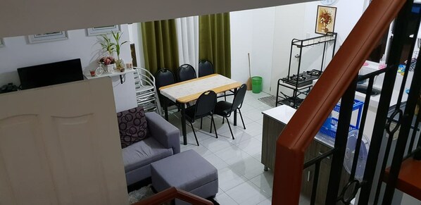 Suite, 3 habitaciones, balcón | Área de sala de estar | Televisión de pantalla plana 
