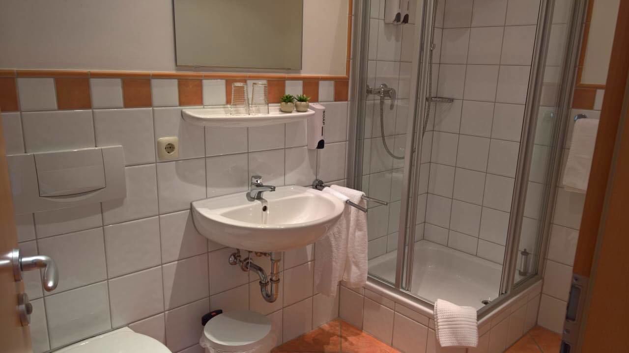 free toiletries, towels