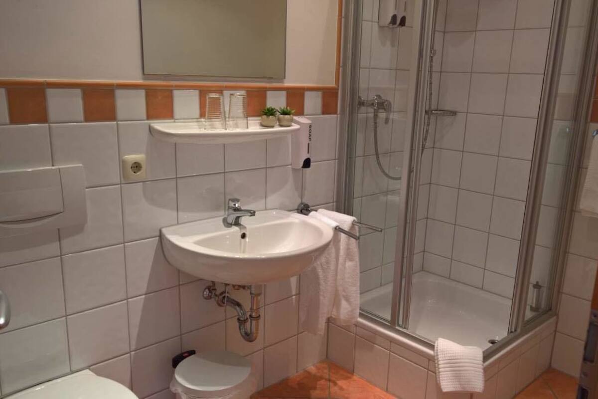 free toiletries, towels