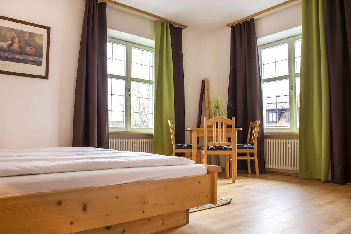 deluxe apartment | egyptian cotton sheets, premium bedding, desk, blackout curtains