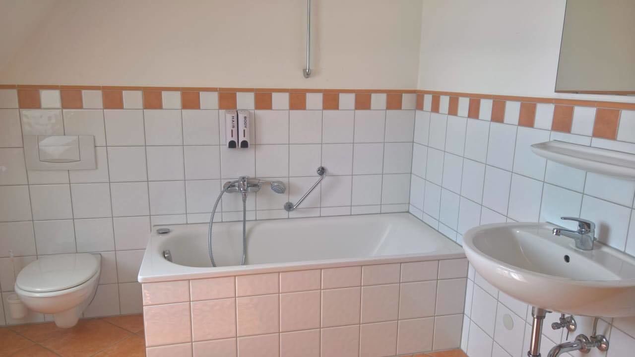 free toiletries, towels