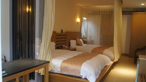 A hotel room with two beds, a bedside table, a desk, and a wardrobe. - Nikaido Bussiness Hotel (Minxiong)