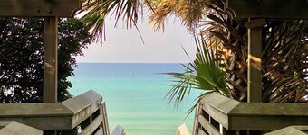 Steps from the pool and Beach - Renovated - `Texas Tide` - 4 bikes included