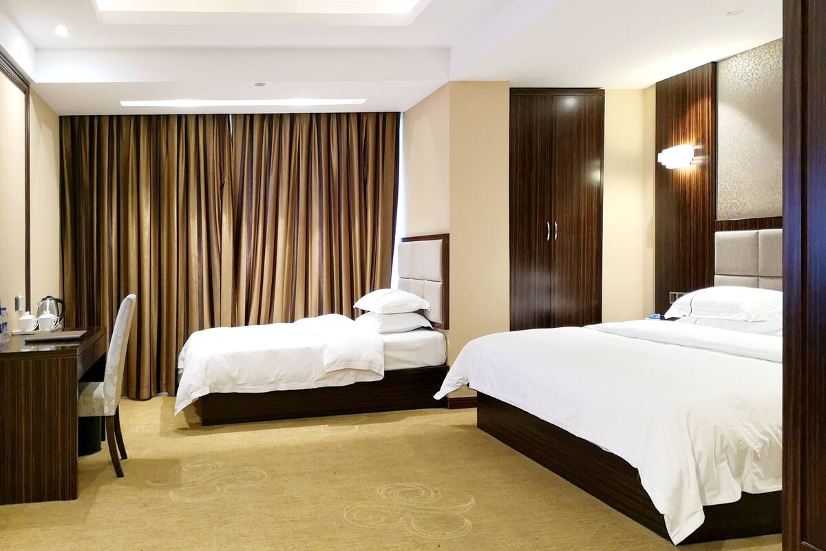 Habitación familiar | Escritorio, cortinas opacas, wifi gratis