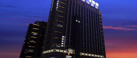 住宿正面 - 傍晚/夜晚