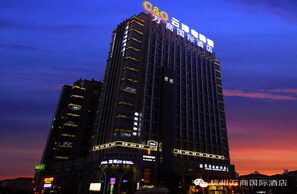 住宿正面 (夜晚)