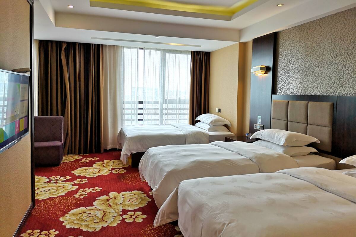Kamar Triple Standar | Meja kerja, tirai kedap cahaya, dan Wi-Fi gratis