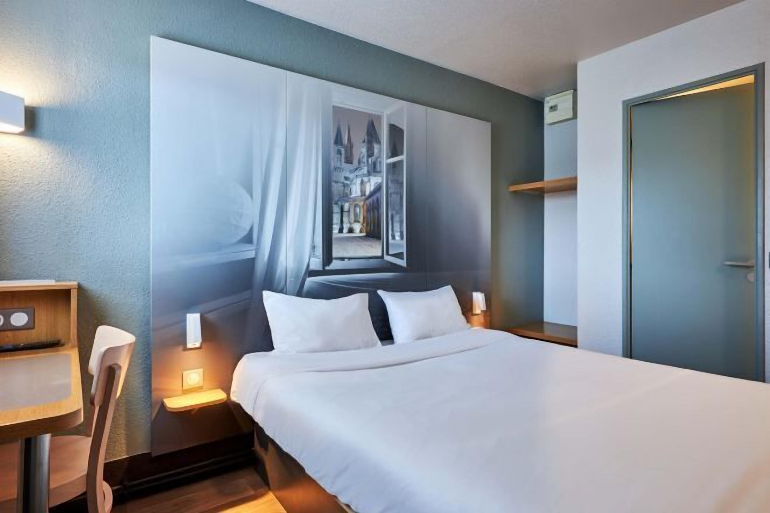 Desk, blackout drapes, soundproofing, free WiFi