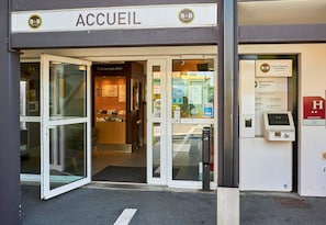 Property entrance - B&B HOTEL CAEN Sud (Ifs)