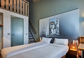 スタンダード 4 人部屋 禁煙 | デスク、遮光カーテン、防音設備、WiFi (無料)