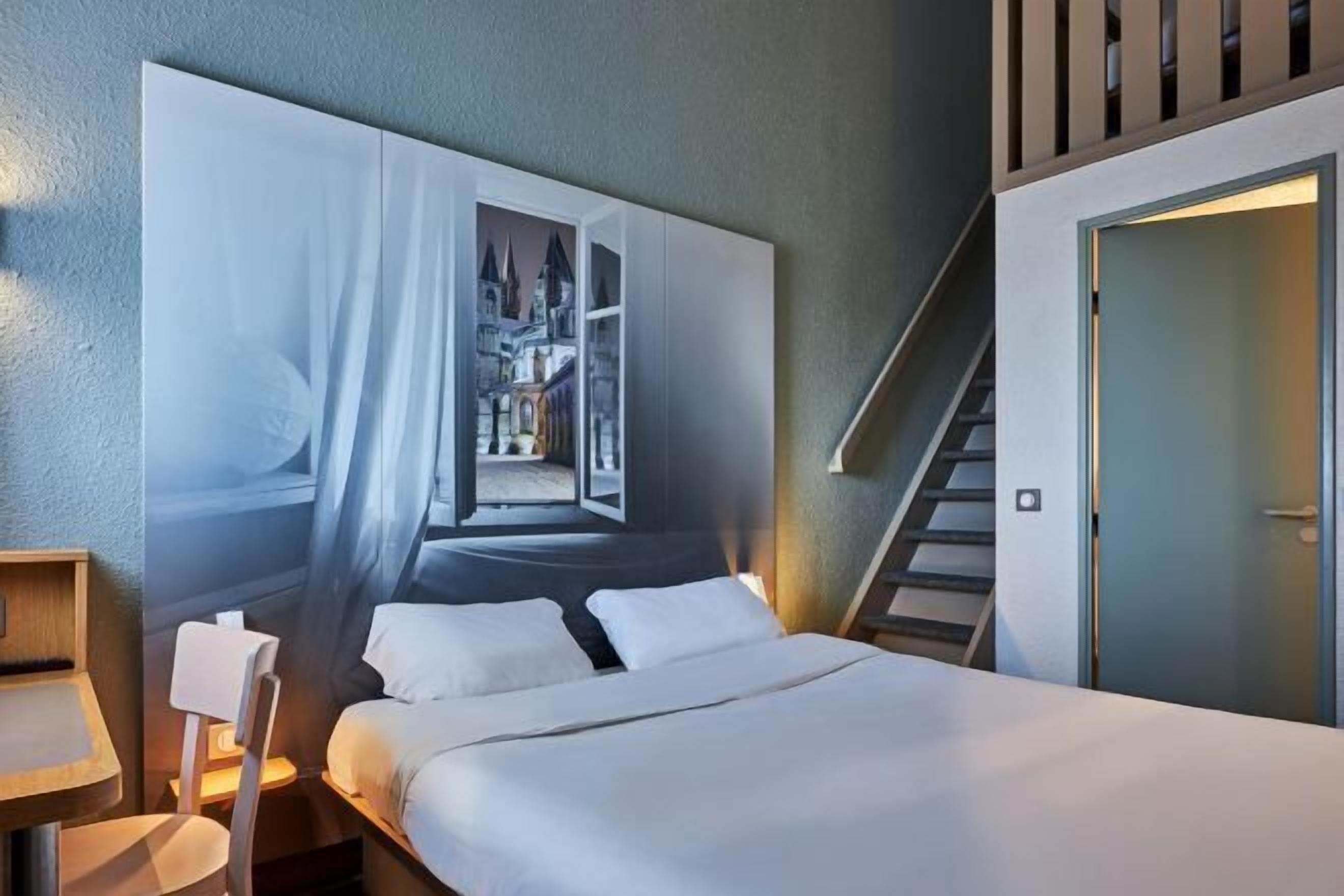 Desk, blackout drapes, soundproofing, free WiFi