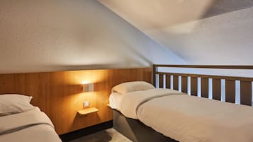 Quadruple Room, Non Smoking | Desk, blackout drapes, soundproofing, free WiFi
