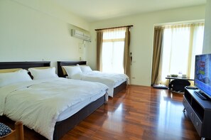 Grand Quadruple Room | Desk, blackout drapes, free WiFi, bed sheets