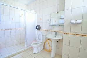 Superior Quadruple Room | Bathroom | Free toiletries, hair dryer, slippers, towels